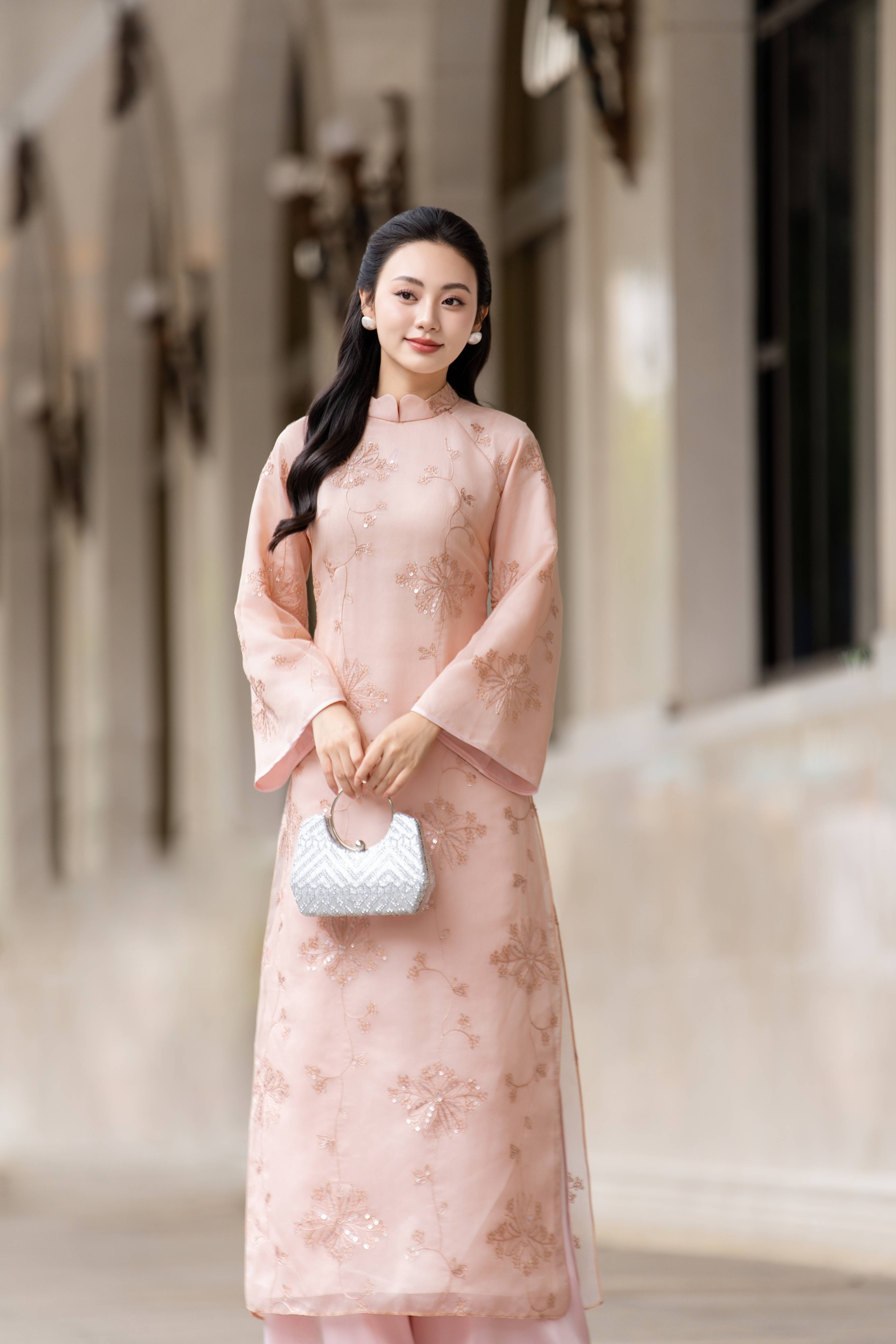 Áo Dài Lụa Trơn Màu Cổ Điển Nhẹ Nhàng Tôn Da